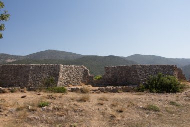 Antik duvar arka planda dağlar ile terk
