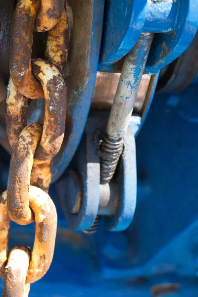 Primer plano de la cadena de anclaje en un barco — Foto de Stock