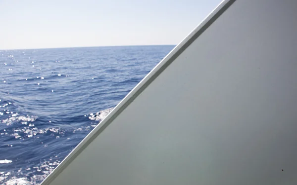 Paisaje marino desde el barco con parte del barco y espacio de copia — Foto de Stock