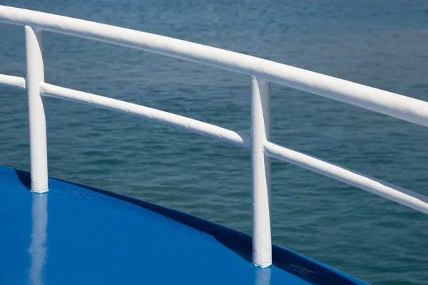 Paisaje marino desde el barco con barandilla parte barco azul y blanco — Foto de Stock