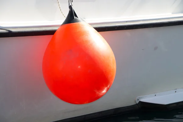 Primer plano en bola de guardabarros de barco en blanco — Foto de Stock