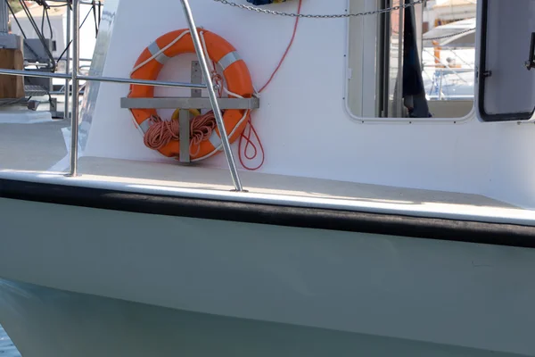 Parte de un barco blanco con barandilla metálica y boya salvavidas — Foto de Stock