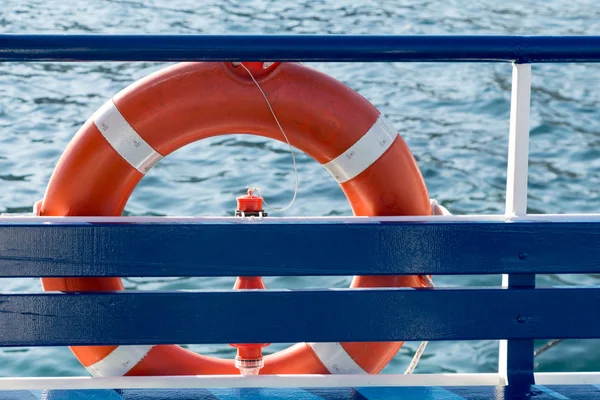 Paisaje marino desde barco con barandilla y boya salvavidas — Foto de Stock