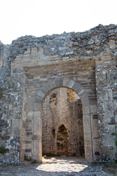 Acient kamenné brány vstup do zříceniny pevnosti — Stock fotografie
