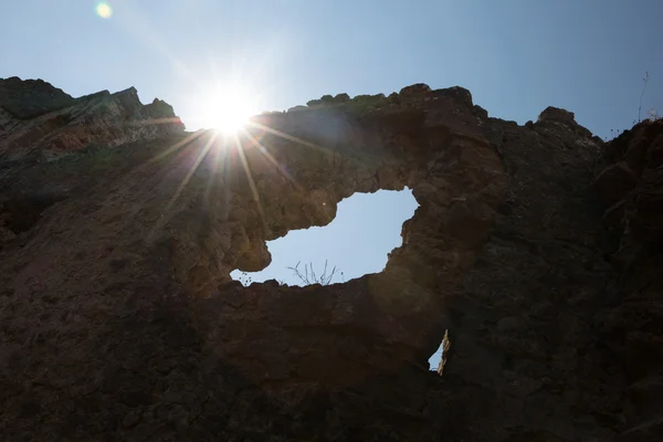 Verlaten van de oude verwoeste muur met gat en zon flare — Stockfoto