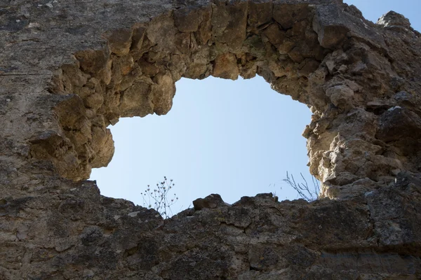 Oude verwoeste muur met gat en blauwe lucht verlaten — Stockfoto