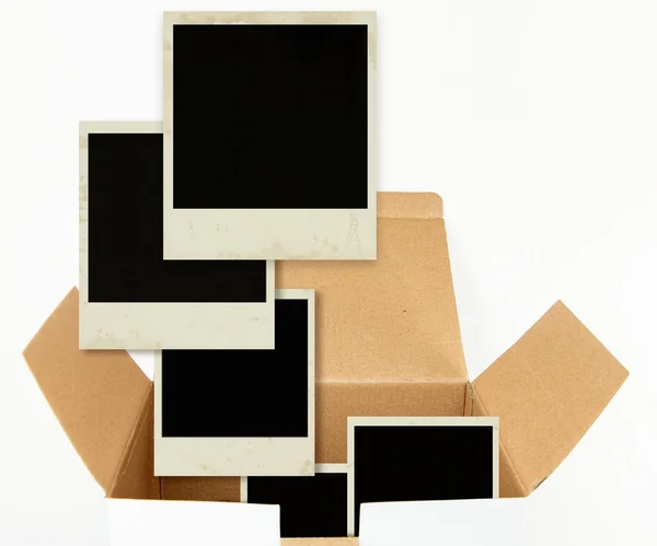 Caja de cartón abierta con plantillas de fotografía antiguas, aislada en blanco . — Foto de Stock