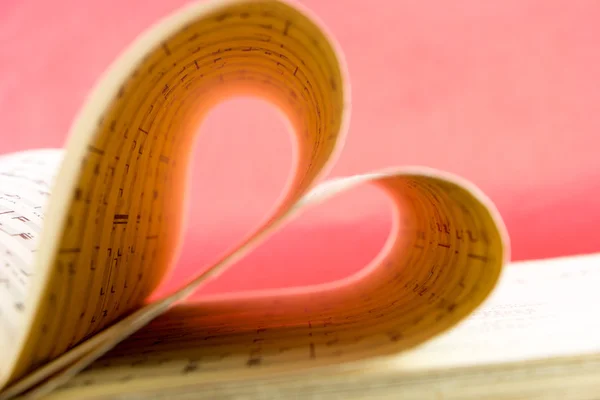 Libro de notación musical con páginas que dan forma al primer plano del corazón — Foto de Stock