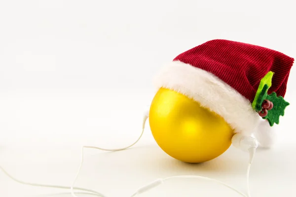 Bola de Navidad con sombrero y auriculares de Santa Claus, aislada en blanco con espacio para copiar — Foto de Stock