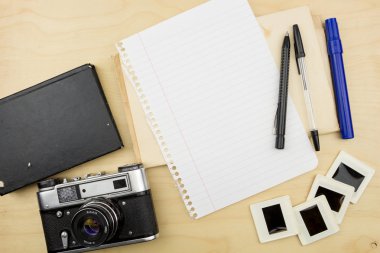 Eski fotoğraf makinesi, boş Not ve kalem ve şeffaflık slayt