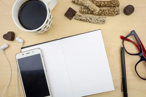 Lege laptop met smartphone, pen en kopje koffie, geopend op — Stockfoto