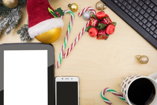 Tablet, Smartphone und Kaffeetasse mit winterlichem Festschmuck. — Stockfoto