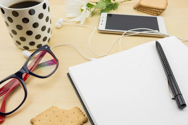 Geopende lege laptop met pen, smartphone en kopje koffie en — Stockfoto