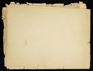 Siyah arka plan üzerine izole eski grunge katlanmış kağıt levha.