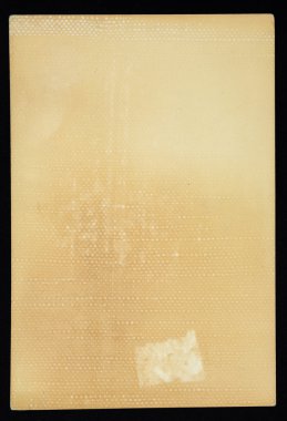 Siyah arka plan üzerine izole eski grunge kağıt levha.