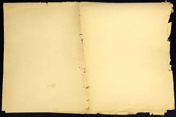 Старый складной бумажный лист гранжа, изолированный на черном фоне . — стоковое фото