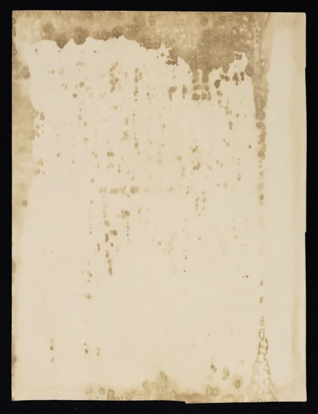 Oude grunge papier blad, geïsoleerd op zwarte achtergrond. — Stockfoto