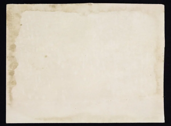 Gamla grunge paper sheet, isolerad på svart bakgrund. — Stockfoto
