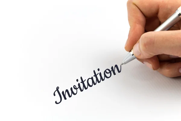 Χέρι που γράφει "Πρόσκληση" σε λευκό φύλλο χαρτιού. — Φωτογραφία Αρχείου