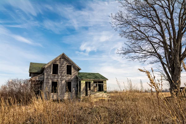 Жуткий старый дом — стоковое фото