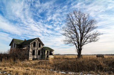 ürpertici bir eski ev