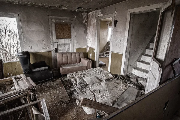 Velha casa abandonada interior — Fotografia de Stock