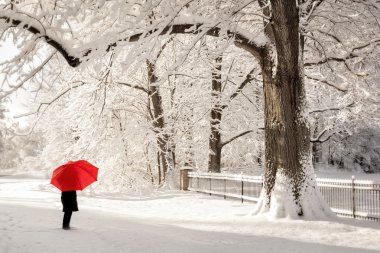 Kış aylarında kırmızı şemsiye kadınla