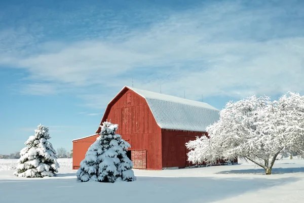 Grange rouge avec neige — Photo