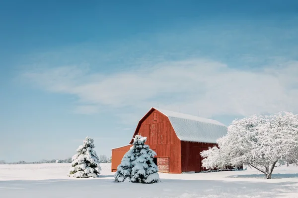 Rode schuur met sneeuw — Stockfoto