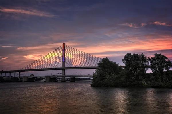 Veteráni skleněné město skyway most při západu slunce — Stock fotografie