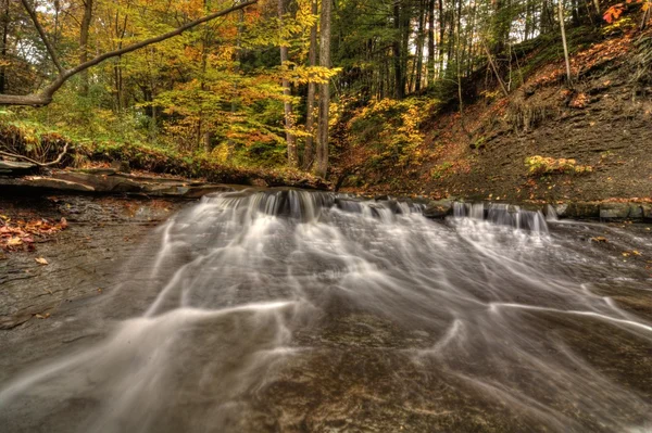 Wodospad jesienią — Zdjęcie stockowe