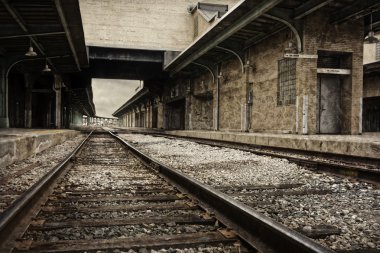 Çürüyen tren istasyonu