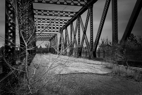 Ponte ferroviária abandonada velha — Fotografia de Stock