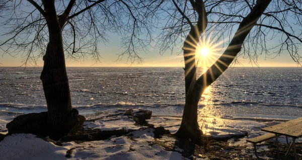 Zimowy wschód słońca na jeziorze Erie — Zdjęcie stockowe