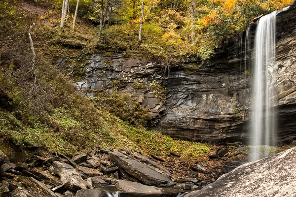 Hermosa cascada en otoño — Foto de Stock