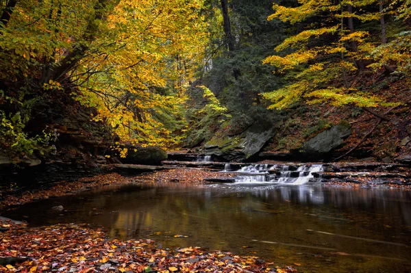 Peaceful Autumn Waterfall — Stock Photo, Image