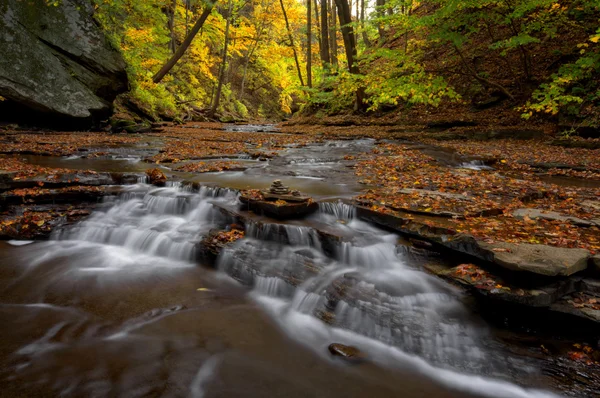 Escena de cascada de otoño —  Fotos de Stock