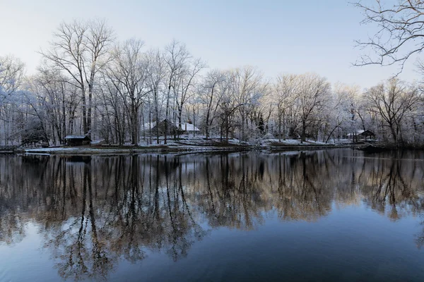 Reflexões de árvores de inverno nevado — Fotografia de Stock