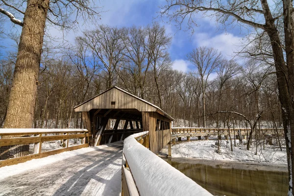 Sentier du pont couvert enneigé — Photo