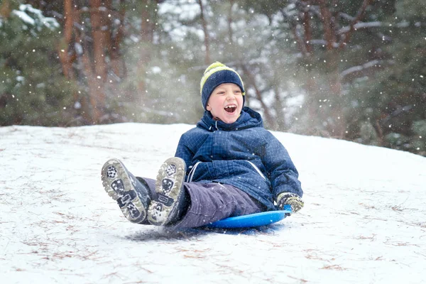 Junge Beim Rodeln Einem Verschneiten Wald Winterspaß Freien Für Die — Stockfoto