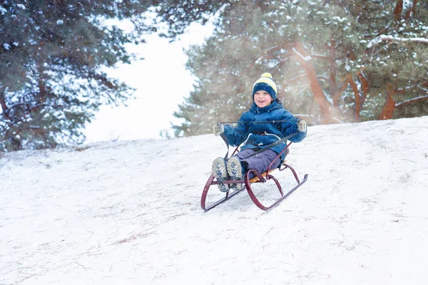 Garçon Luge Dans Une Forêt Enneigée Amusement Hiver Extérieur Pour — Photo