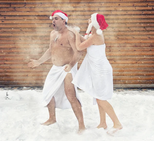 Άνδρας Και Γυναίκα Ανανεώνουν Στο Χιόνι Μετά Από Ζεστή Σάουνα Εικόνα Αρχείου