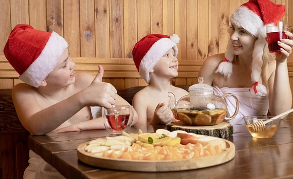 Mãe Com Crianças Chapéus Papai Noel Beber Chá Sauna Estilo Imagens De Bancos De Imagens Sem Royalties