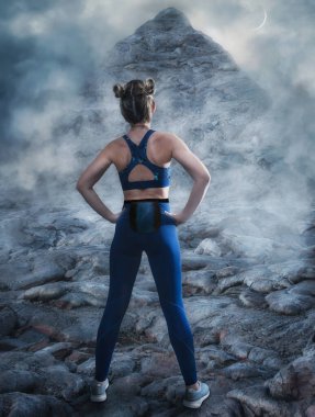 Atletik kadın kayanın tepesine tırmanıyor Strong tırmanışçısı. Aşırı hobi.. 