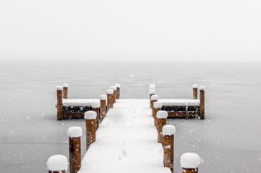 Bir soğuk sisli kış sabahı boş pier