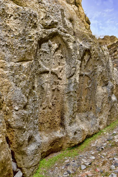 Kayaya oyulmuş haç.