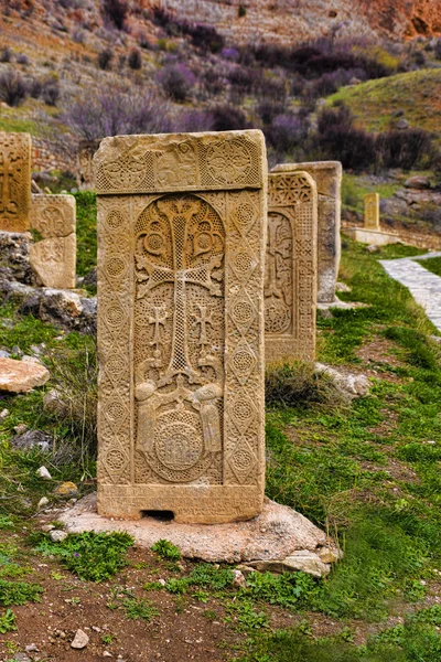 Turuncu taşa oyulmuş haç 