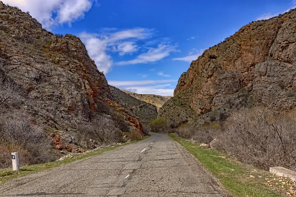 De weg in de bergen van Armenië — Stockfoto