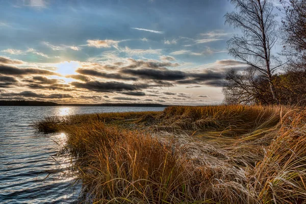 Höstens Kalla Landskap Solnedgång Vid Sjön — Stockfoto