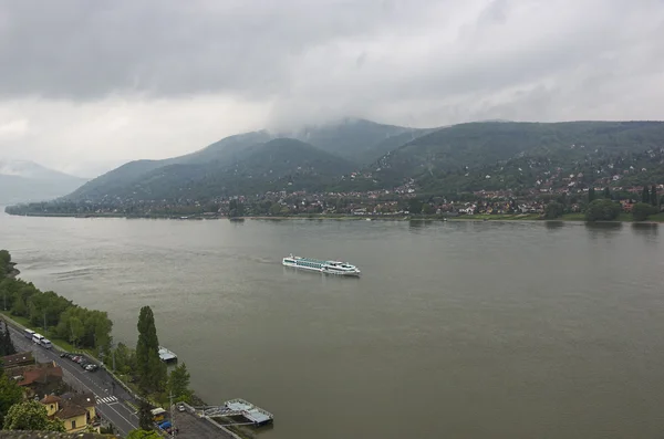 Beyaz gemi nehirde yüzen